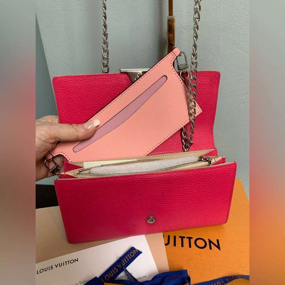2016 authentic Louis Vuitton fuscia Capucines Taurillon leather wallet